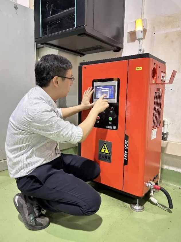 技術員現(xiàn)場檢查設備