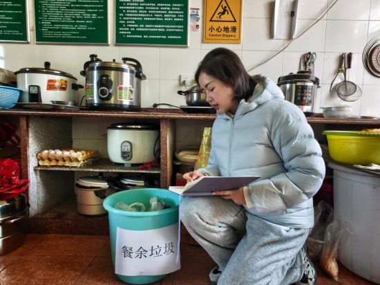 圖為尋烏煙草工作人員觀察餐余垃圾情況