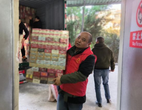 志愿者協(xié)助卸車