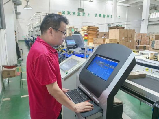 數(shù)控員正在整合調(diào)試后的平臺(tái)數(shù)據(jù)