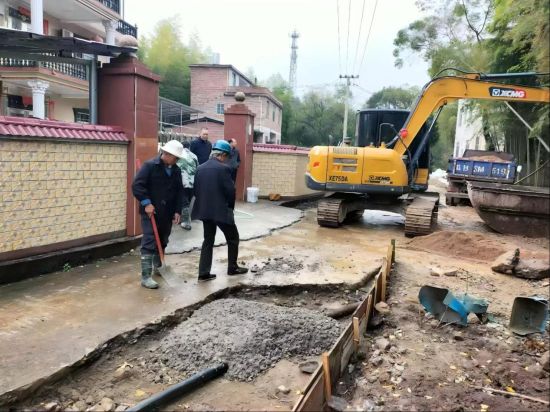 圖為隆木鄉(xiāng)樟村村道路修繕與硬化施工現(xiàn)場 圖為隆木鄉(xiāng)樟村村道路修繕與硬化施工現(xiàn)場