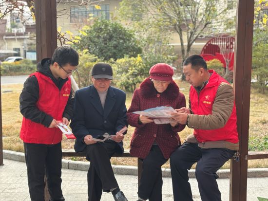 圖為德興煙草志愿者宣傳反詐知識