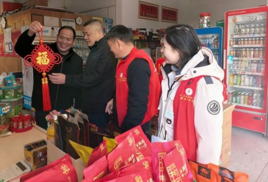 圖為節(jié)前尋烏縣煙草專賣局客戶經(jīng)理為零售戶裝扮店鋪