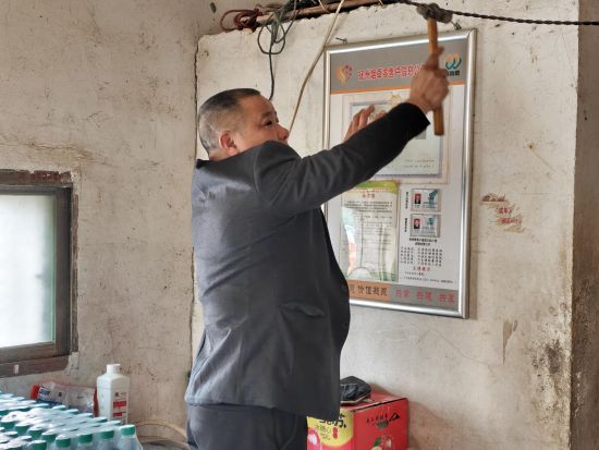 圖為客戶經(jīng)理曾愛榮幫忙掛回?zé)煵輰Yu零售許可證 圖為客戶經(jīng)理曾愛榮幫忙掛回?zé)煵輰Yu零售許可證