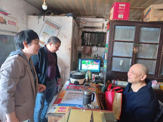 圖為樂安煙草工作人員為孟波發(fā)放物資后親切交談 圖為樂安煙草工作人員為孟波發(fā)放物資后親切交談