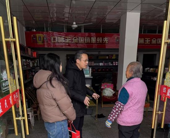 圖為寧都煙草黨員志愿者上門(mén)幫獨(dú)居老人辦理煙草專(zhuān)賣(mài)零售許可證 圖為寧都煙草黨員志愿者上門(mén)幫獨(dú)居老人辦理煙草專(zhuān)賣(mài)零售許可證
