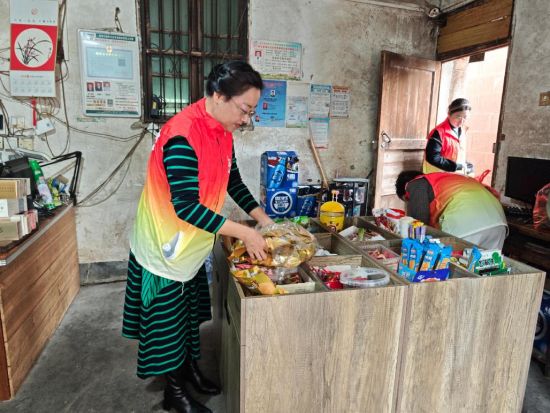 圖為志愿者幫忙改造老店