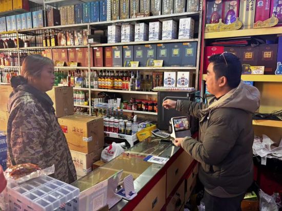 圖為客戶經(jīng)理蔡波指導(dǎo)客戶