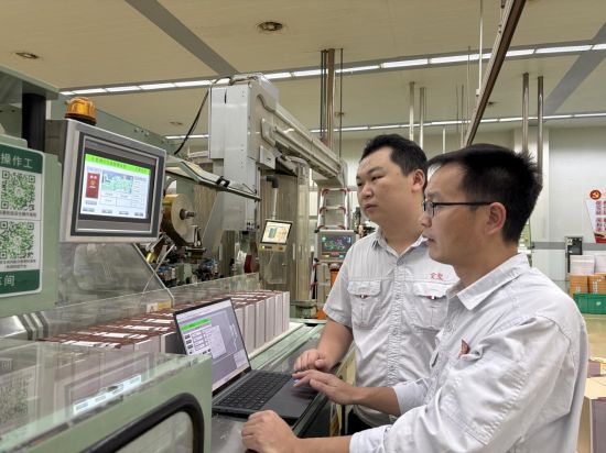 圖為攻關(guān)小組成員在現(xiàn)場驗(yàn)證系統(tǒng)功能