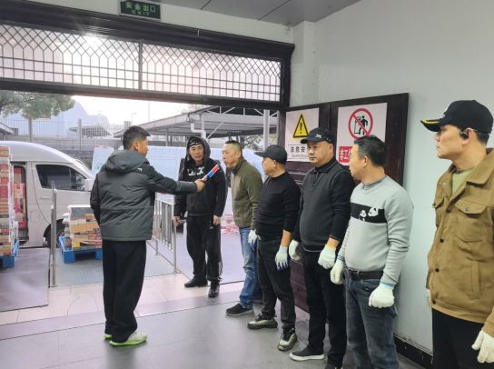 圖為德安煙草中轉(zhuǎn)站的送貨員們正依次接受酒精檢測