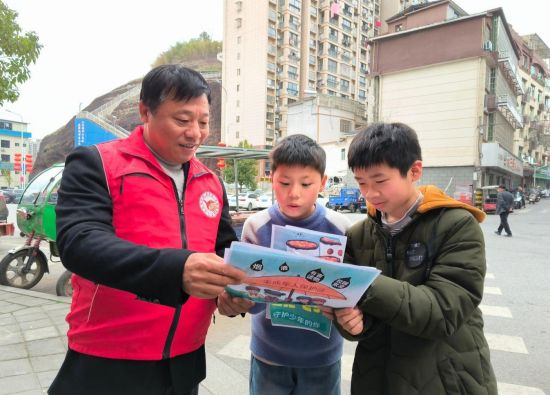 普法志愿者以漫畫說(shuō)法方式向西馬路社區(qū)孩子進(jìn)行普法宣傳