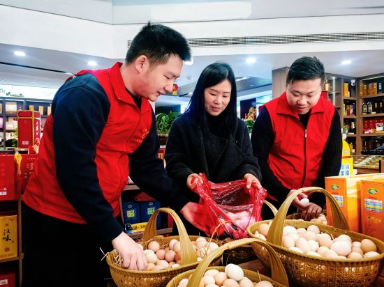 圖為廣信煙草青年志愿者為姜奀香開(kāi)展農(nóng)產(chǎn)品助銷(xiāo)服務(wù)