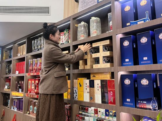 廣信煙草工作人員為姜奀香的店鋪進(jìn)行升級(jí)改造