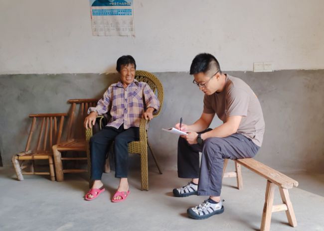 張輝彬在村里實(shí)地走訪