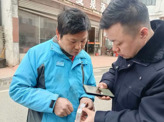 圖為萬(wàn)載煙草工作人員現(xiàn)場(chǎng)鑒別真假煙