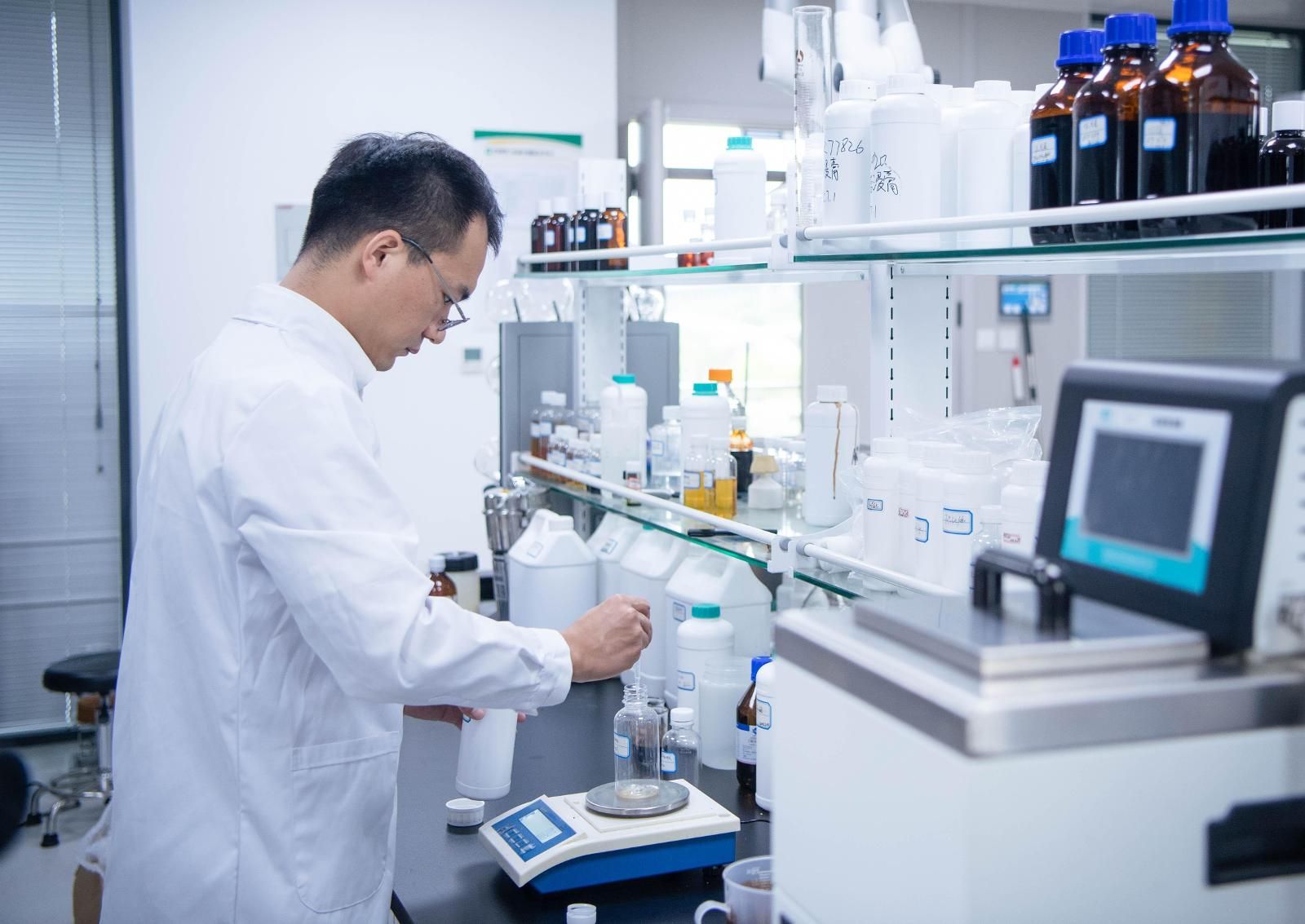 香精香料技術(shù)人員在進行香料調(diào)配