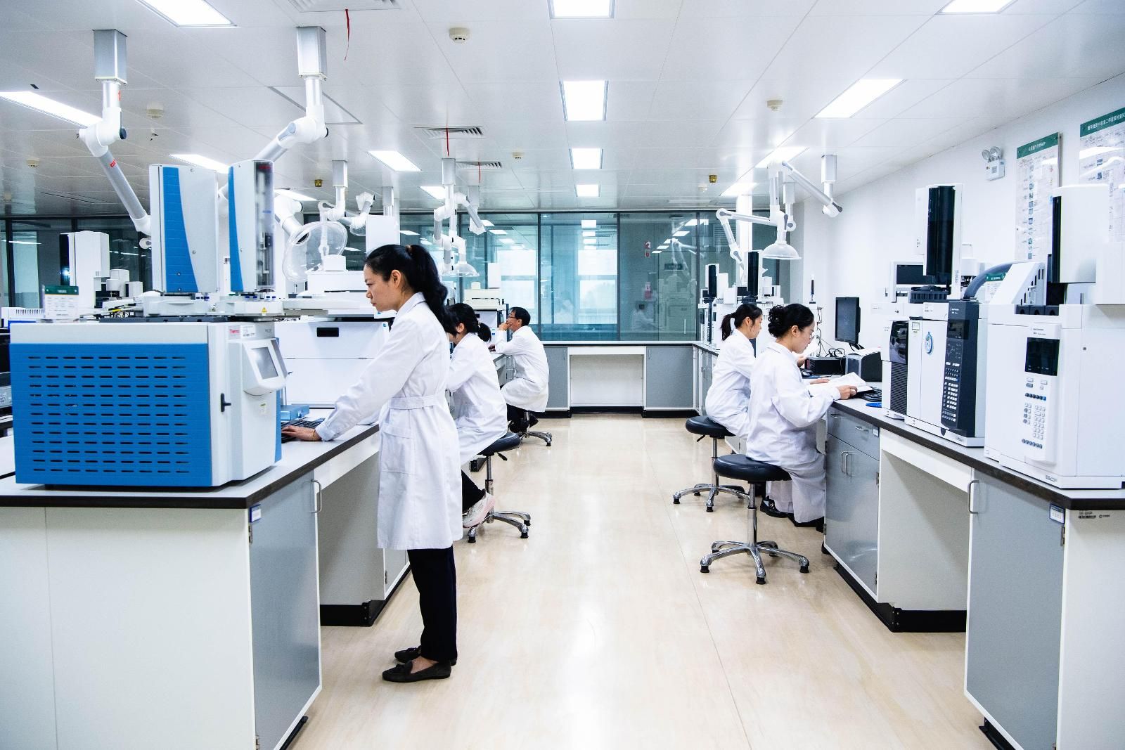 技術(shù)人員進行卷煙及煙草制品理化指標檢測