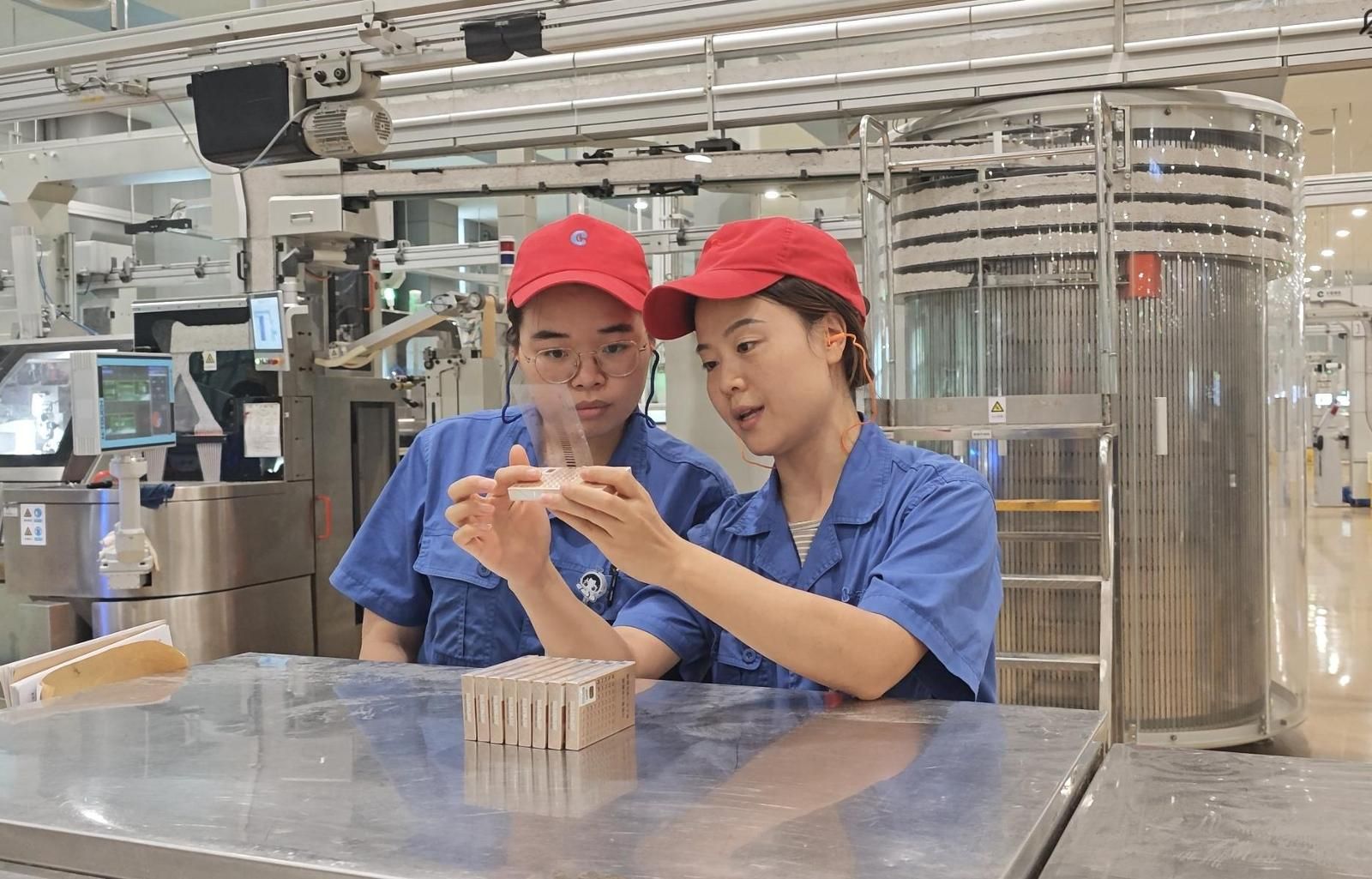 黃金葉生產(chǎn)制造中心卷包車間質(zhì)檢員正在使用菲林尺檢查產(chǎn)品質(zhì)量 王中杰 攝 黃金葉生產(chǎn)制造中心卷包車間質(zhì)檢員正在使用菲林尺檢查產(chǎn)品質(zhì)量 王中杰 攝