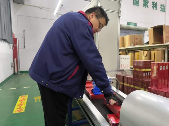 圖為分揀員值守故障點(diǎn)及時(shí)排障 圖為分揀員值守故障點(diǎn)及時(shí)排障