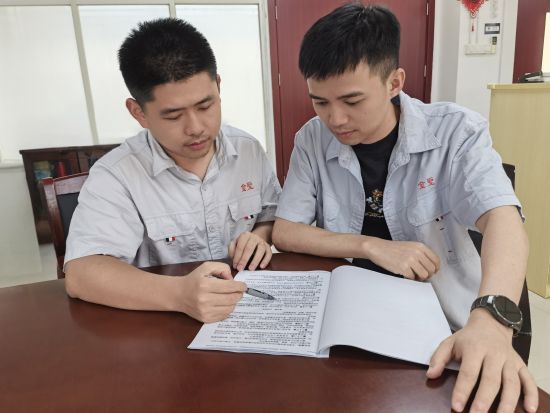 圖為導(dǎo)師正在對(duì)年輕員工進(jìn)行培訓(xùn) 圖為導(dǎo)師正在對(duì)年輕員工進(jìn)行培訓(xùn)