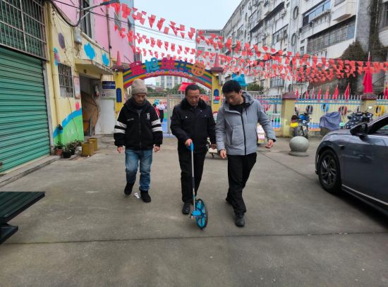 工作人員對經營戶選址進行預勘驗