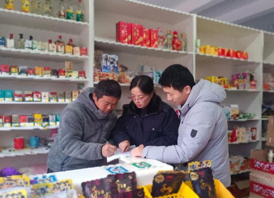 綜合監(jiān)督組人員開展行政回訪進行滿意度調查