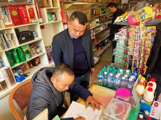 圖為綜合監(jiān)督組工作人員根據(jù)預(yù)警開展走訪調(diào)查