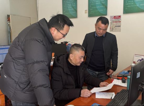 圖為全南縣煙草專賣局分管領(lǐng)導(dǎo)張華江針對廉潔風(fēng)險表開展分析調(diào)查