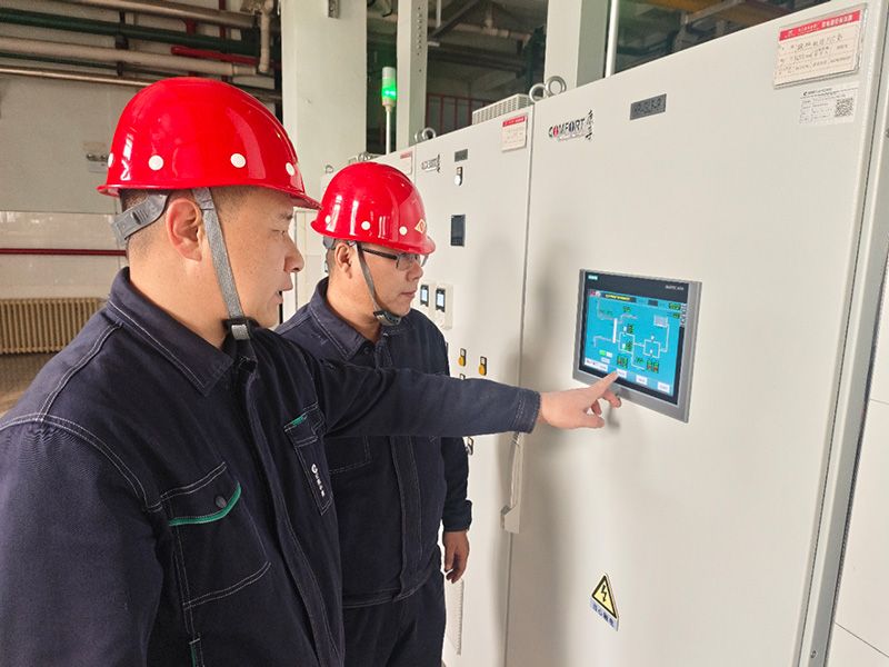 工作人員在設(shè)置操作系統(tǒng)數(shù)據(jù)-顧曉波攝