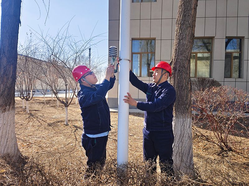 工作人員在安裝調(diào)試傳感器-顧曉波攝