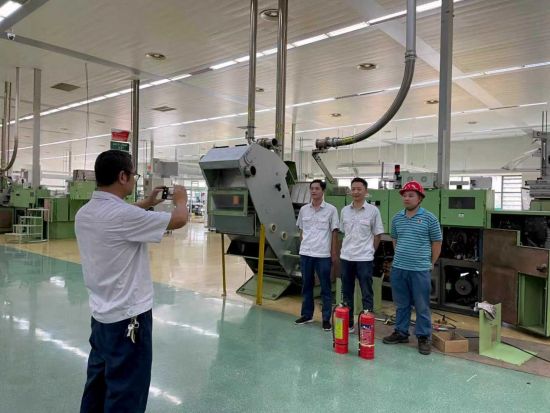 圖為安全監(jiān)管人員對(duì)動(dòng)火作業(yè)措施進(jìn)行拍照確認(rèn)