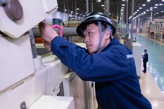 圖為制絲機(jī)修人員對(duì)切片機(jī)加裝專(zhuān)用緩沖裝置