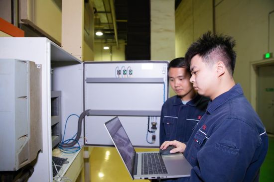 圖為電氣維修工對(duì)流量變頻閉環(huán)控制系統(tǒng)進(jìn)行調(diào)試