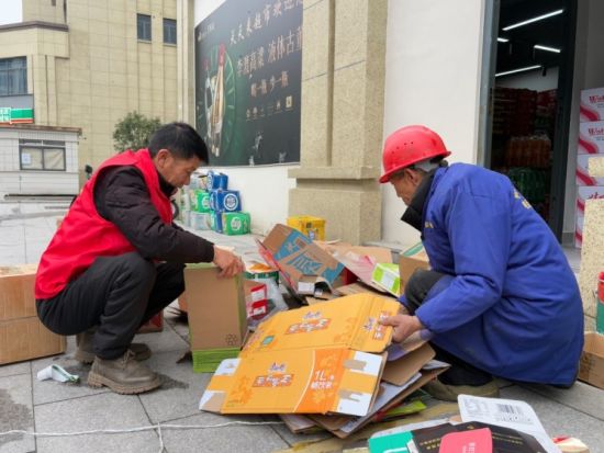 圖為徐彩虹幫助老年零售戶整理店鋪